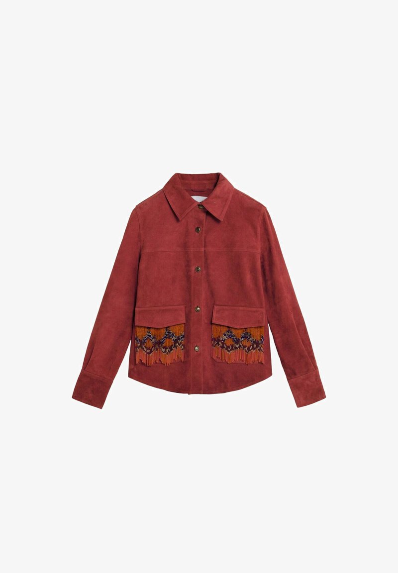 Chaqueta de ante rojo óxido con botones, cuello y dos bolsillos delanteros con detalles de flecos de cuentas naranjas y moradas.