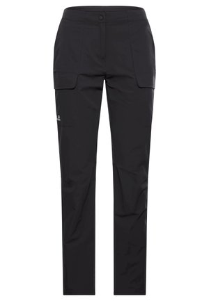 Pantaloni outdoor neri a taglio slim con tasche con patta frontale e piccolo logo sulla coscia sinistra superiore.