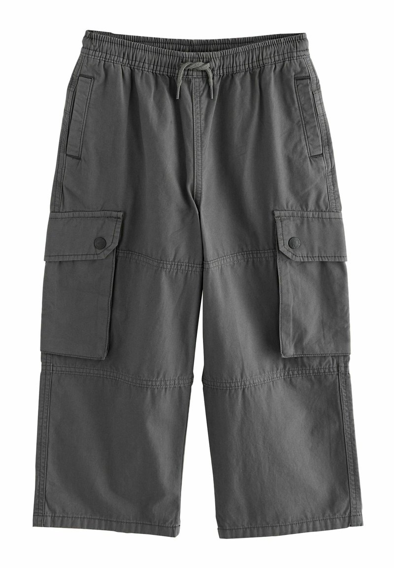 Pantaloni cargo grigi realizzati in tessuto leggero, con vita elastica, cordoncino e multiple tasche con chiusure a bottone.
