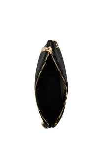 Pochette en cuir noir avec fermeture éclair dorée, en forme rectangulaire, texture lisse, large ouverture, intérieur doublé et détails matériels minimaux.
