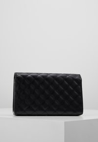 Portafoglio nero in pelle trapuntata di forma rettangolare, caratterizzato da un motivo a rilievo e bordi lisci. Design compatto adatto per la conservazione.