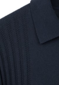 Granatowy dzianinowy polo z teksturowanym kołnierzem i pionowym prążkowanym wzorem, prezentujący miękki materiał i schludny design.