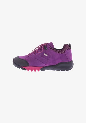 Paarse suède wandelschoen met zwarte rubberen accenten, mesh tong en roze zool. Heeft getextureerde veters en een waterdicht label aan de zijkant.