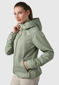 Veste zippée vert clair avec une capuche ; dotée de poignets élastiques et de poches latérales ; faite d'un matériau texturé et extensible.