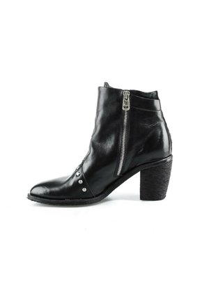 Bottine en cuir noir avec talon épais, fermeture éclair latérale et clous argentés décoratifs près de la pointe sur fond blanc.