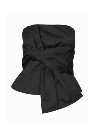 Top negro sin tirantes hecho de una tela suave con un detalle de nudo retorcido en la cintura y un dobladillo acampanado.