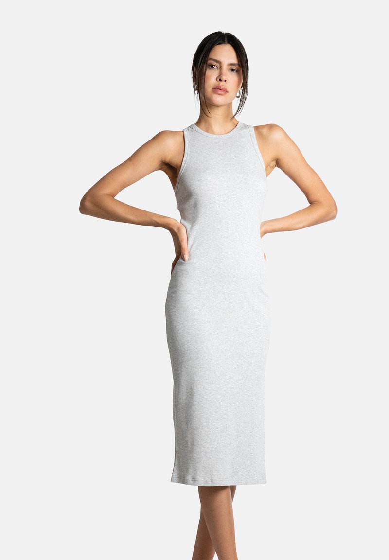 Robe midi grise côtelée au design sans manches, dotée d'un col rond et d'une silhouette ajustée qui tombe à mi-mollet.