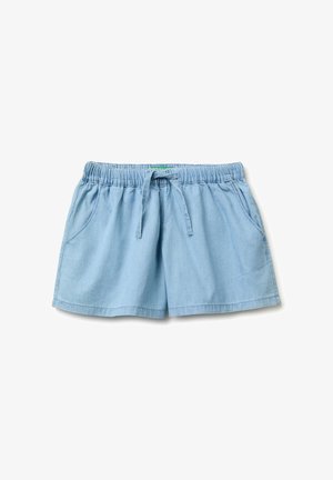 Lichtblauwe casual shorts met elastische tailleband, vooraan aantrekkoord en zijzakken, plat gelegd op een witte achtergrond.