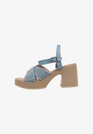 Sandalia de plataforma azul tejida con tacón grueso, que cuenta con una correa ajustable en el tobillo y una suela texturizada para mayor agarre.