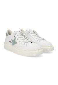 Zapatillas de cuero blancas con acento de estrella azul clara, tachuelas plateadas, cordones redondos y suela de goma gruesa. Detalle de collar y lengua acolchados.