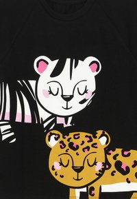 Schwarzes T-Shirt mit einem grafischen Design eines weißen Tigers mit rosa Akzenten und eines goldenen Leoparden mit schwarzen Flecken, beide mit geschlossenen Augen.