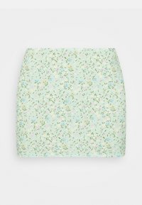 Bloemen mini-rok in lichtgroene stof. Heeft verspreide kleine bloemen in roze, blauw en geel op een gladde, gestructureerde oppervlakte.