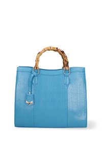Borsa textured blu con manico in bambù, dotata di dettagli in metallo dorato e un charm rimovibile per un tocco in più.