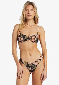 Bikini floreale con base nera e motivi rosa e verdi. La parte superiore ha un design strutturato con spalline regolabili e un centro arricciato.