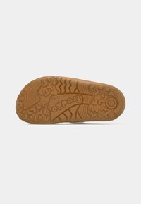 Καφέ λαστιχένια σόλα παπουτσιού με υφή για πρόσφυση και λεπτομέρεια λογότυπου, που διαθέτει συνδυασμό ραβδωτών και επίπεδων επιφανειών για καλύτερο κράτημα.