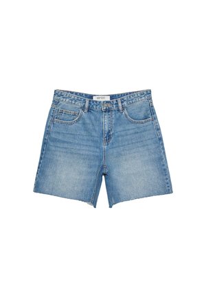 Hellblaue Denim-Shorts mit geradem Schnitt, fransigem Saum, fünf Taschen und einem Markenetikett am Bund. Gleichmäßige Wäsche und robustes Material.