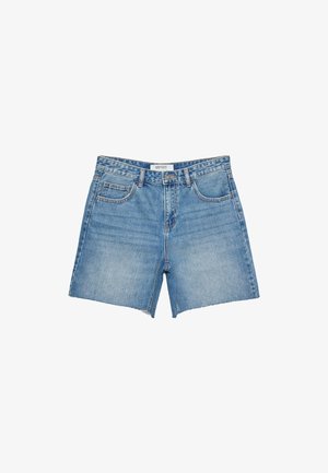 Hellblaue Denim-Shorts mit geradem Schnitt, fransigem Saum, fünf Taschen und einem Markenetikett am Bund. Gleichmäßige Wäsche und robustes Material.