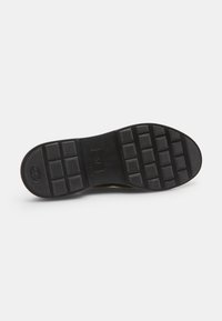 Semelle en caoutchouc noir avec un motif de grille texturé, présentant une zone centrale lisse et un marquage avec la taille 37. Design durable et flexible.