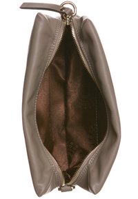 Bolso de mano de cuero en gris claro con cierre de cremallera. El interior presenta un forro marrón con un diseño estampado. Textura suave y lisa.
