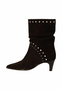 Zwarte suède enkellaarsjes met een lage hak, spitse neus en decoratieve zilveren studs langs de boven- en zijnaad.