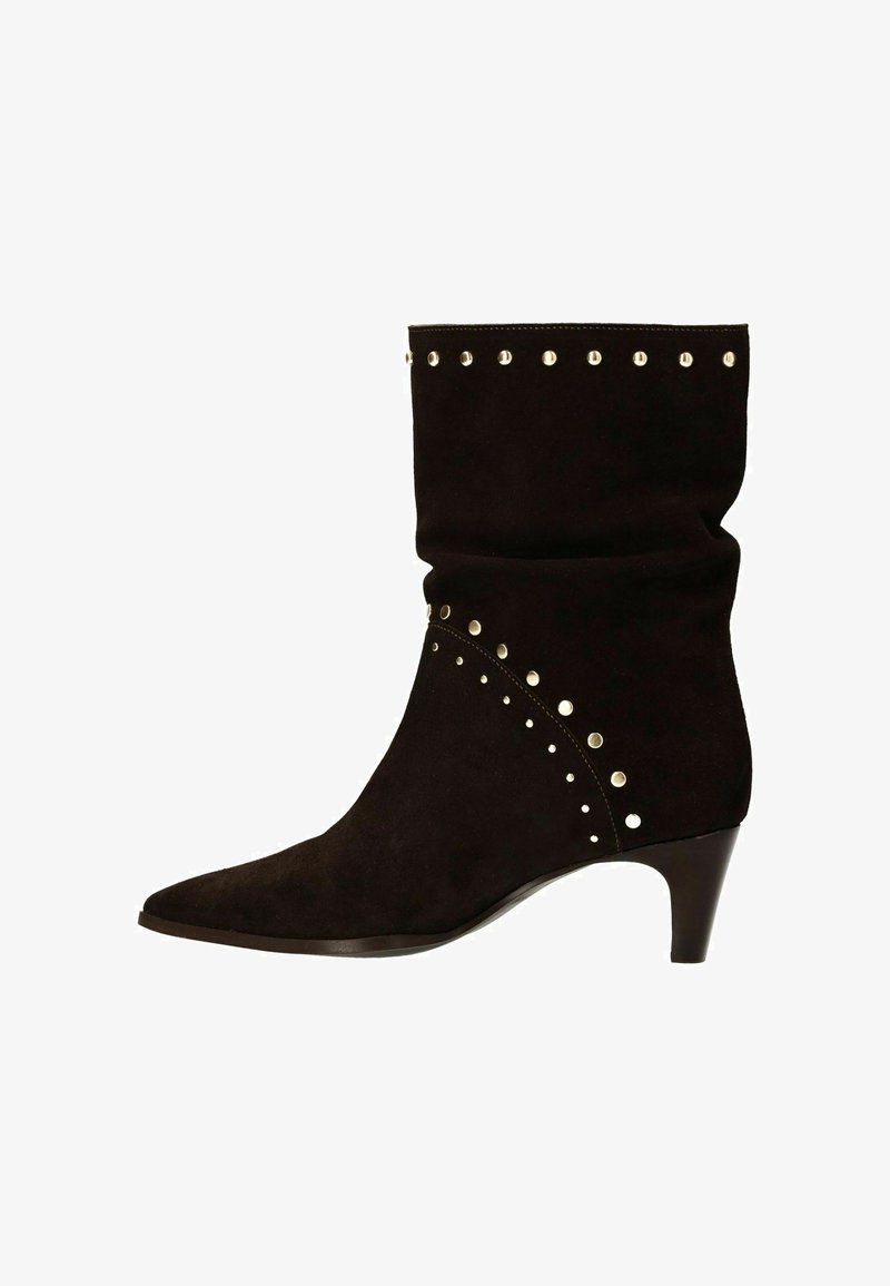 Stivale alla caviglia in suede nero con tacco basso, punta affusolata e decorative borchie argentate lungo la parte superiore e le cuciture laterali.