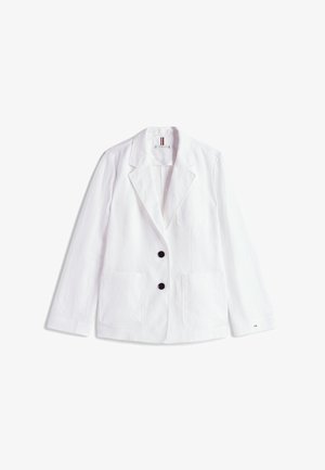 Witte linnen blazer met geknipte revers, twee zwarte knopen en twee voorzakken met klep. Afgewerkt met een subtiele logo op de mouw.