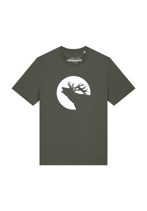T-shirt vert foncé avec un grand cercle blanc au centre présentant la silhouette d'un cerf rugissant avec de grands bois.