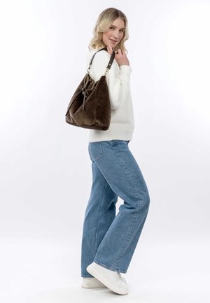 Borsa a tracolla di pelliccia marrone con una texture morbida e tracolla in pelle regolabile, abbinata a jeans a gamba larga blu chiaro e un maglione color crema.