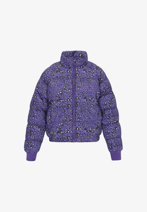 Giacca a vento viola con motivo leopardato in nero e verde lime, caratterizzata da un colletto alto, chiusura con zip e polsini a coste.