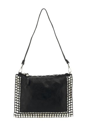 Sac bandoulière rectangulaire noir en cuir avec des clous argentés le long des bords et une fermeture éclair, suspendu par une fine sangle.