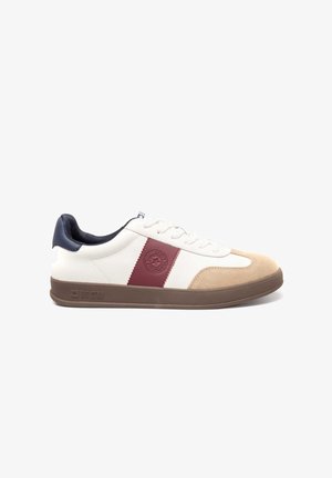 Bílé tenisky s námořnickou patou a burgundským pruhem, s kulatým logem, béžovým semišovým špičkovým krytem a hnědou gumovou podrážkou. S tkaničkovým uzávěrem.