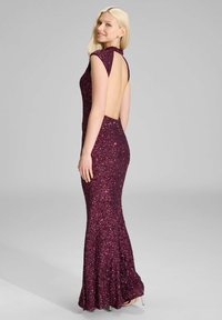 Fioletowa wieczorowa suknia z cekinami o dopasowanej sylwetce, z rękawami typu cap i głębokim wycięciem na plecach. Posiada halkę w stylu syreny oraz migoczącą fakturę.
