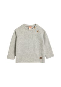 Szary długi rękaw dziecięcy sweter z rypsowym wykończeniem, okrągłym dekoltem i drewnianymi napami na ramieniu. Posiada naszywkę z logo na dolnym brzegu.