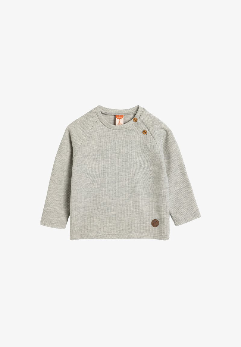 Graues Baby-Sweatshirt mit langen Ärmeln, ribbeliger Textur, Rundhalsausschnitt und Holz-Druckknöpfen an der Schulter. Mit einem Logo-Patch am Saum.