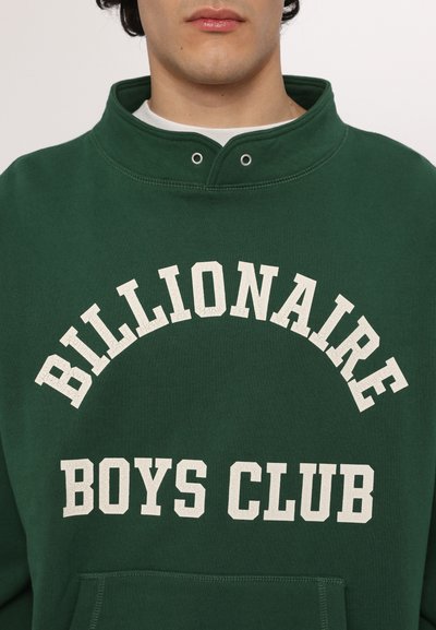 Sweatshirt vert avec col montant, arborant un texte blanc en relief "BILLIONAIRE BOYS CLUB" dans une police fissurée. Comprend une poche avant.