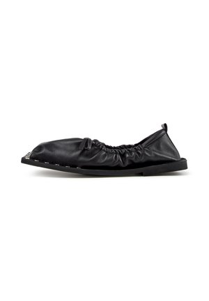 Zapato de ballet plano negro con empeine de cuero fruncido, pequeño detalle de lazo, puntera redondeada y tacón bajo sobre fondo blanco.