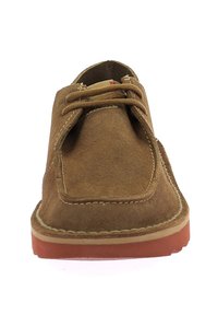 Scarpa in suede marrone con punta rotonda, design laccato piatto, cuciture chiare a contrasto e suola in gomma con un accento di color corda.