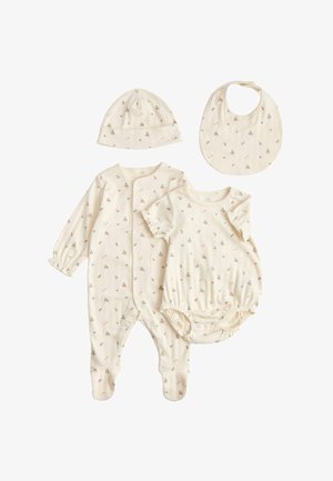 Baby-sæt i cremefarve med langærmet heldragt med fødder, kortærmet body, hue og savlesmæk med små blomsterprint.