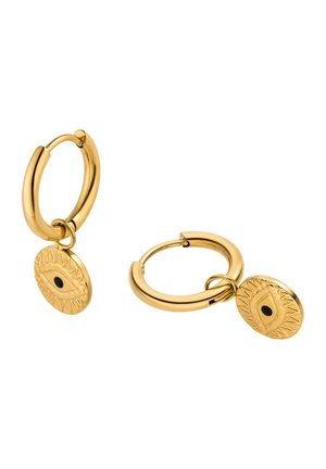 Goldene Creolen mit hängenden ovalen Anhängern, die ein graviertes Augendesign mit schwarzem Punkt in der Mitte zeigen, vor weißem Hintergrund.