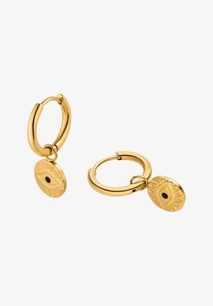 Goldene Creolen mit hängenden ovalen Anhängern, die ein graviertes Augendesign mit schwarzem Punkt in der Mitte zeigen, vor weißem Hintergrund.