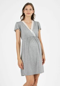 Abito da maternità grigio con maniche corte, scollatura a V bordata in pizzo bianco, vita arricciata e vestibilità comoda, realizzato in tessuto morbido e leggero.