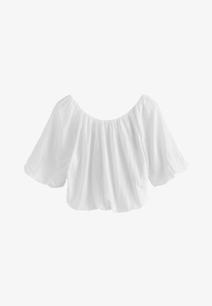 Blusa blanca con hombros descubiertos, mangas abullonadas hasta el codo y escote y dobladillo fruncidos, hecha de tela ligera.