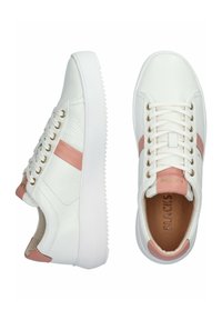 Baskets en cuir blanc avec une bande rose, bout rond, semelle blanche, œillets métalliques et intérieur beige. Finition texturée avec un détail de marque subtil.