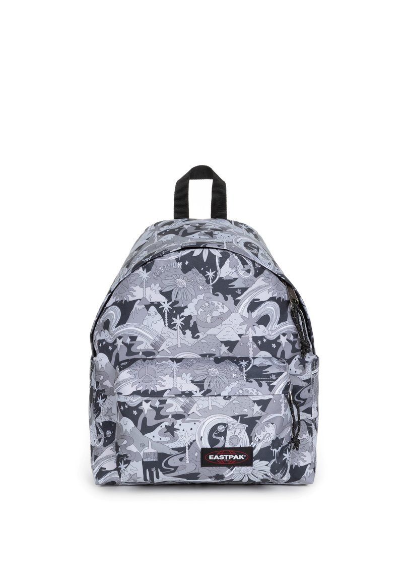 Zaino a righe bianche e nere con parte superiore arrotondata, tasca frontale con zip, manico in tessuto a ciclo e ampio scomparto principale. Logo "EASTPAK" in basso.