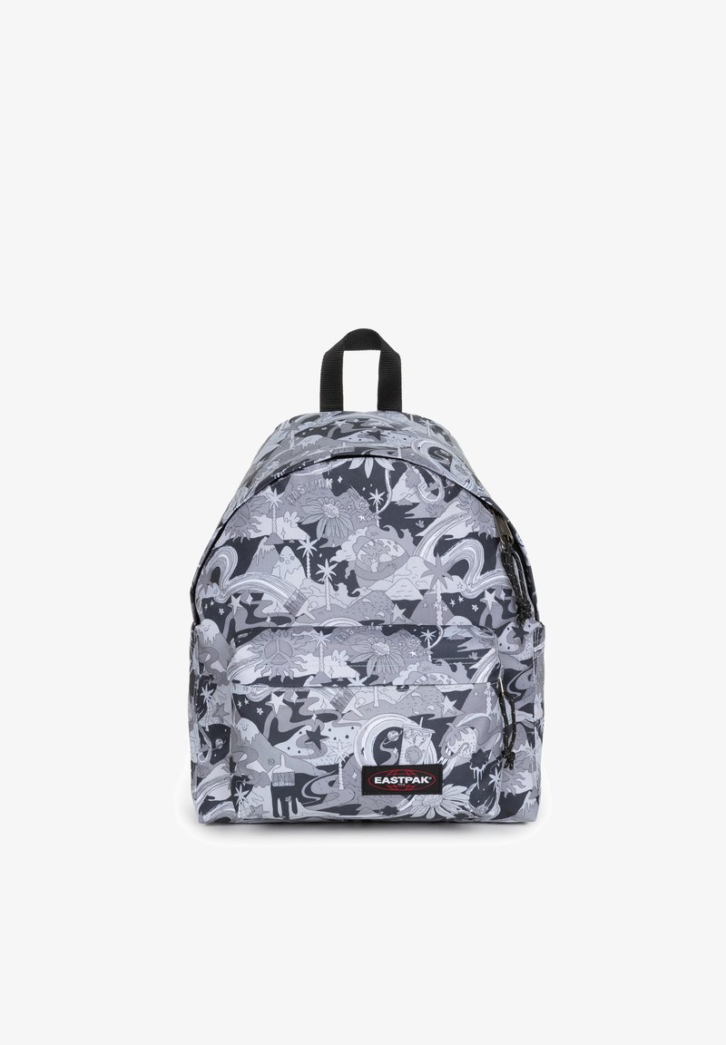 Mochila de patrón en blanco y negro con parte superior redondeada, bolsillo con cremallera en la parte frontal, asa de tela en forma de lazo y un gran compartimento principal. Logo "EASTPAK" en la parte inferior.