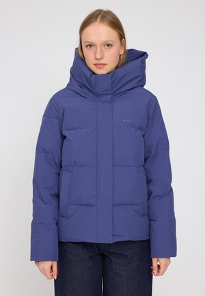 Blauer Puffermantel mit hohem Kragen, großer Kapuze und horizontaler Steppung. Verfügt über Seitentaschen und ein minimalistisches Logo auf der Brust.