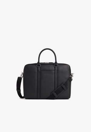 Schwarze Lederaktentasche mit strukturierter Oberfläche, zwei Griffen, verstellbarem Schultergurt und silbernem Beschlag. Sauberes und strukturiertes Design.