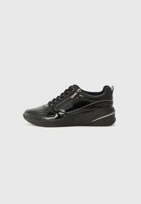 Baskets en cuir verni noir avec une finition texturée, à lacets à l'avant, fermeture éclair sur le côté et une semelle surélevée et incurvée.