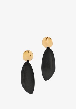 Gouden ovale studs met grote matte zwarte langwerpige druppelvormige hangers die eronder hangen, getoond op een witte achtergrond.