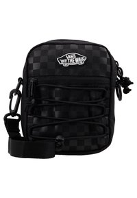 Schultertasche im schwarz-weißen Schachbrettmuster mit einem geflochtenen Design, Reißverschluss-Fronttasche, verstellbarem Tragegurt und Vans-Logo-Patch oben.